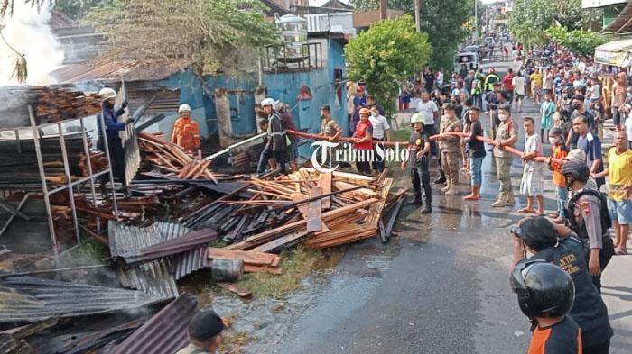 pasar-mebel-gilingan-solo-kebakaran-selasa-3-mei-2022.jpg