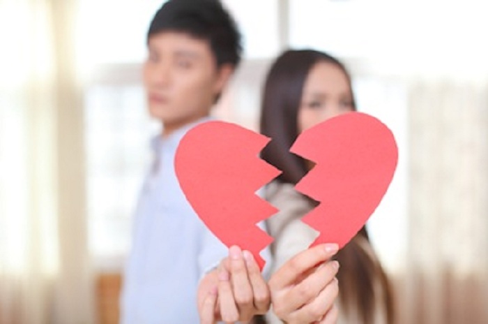 3 Alasan Mengapa Kamu Harus Berhenti Mengejar Orang yang Tidak Menyukaimu: Menghancurkan Harga Diri