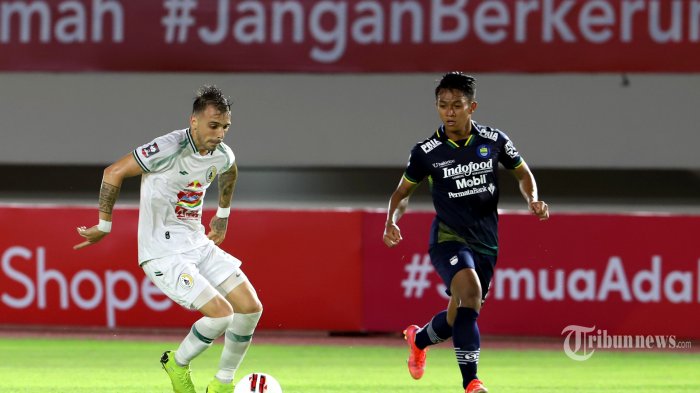 pemain-pss-sleman-nico-velez-kiri-dan-pemain-persib-bandung-febri-hariyadi-jhbdshf.jpg