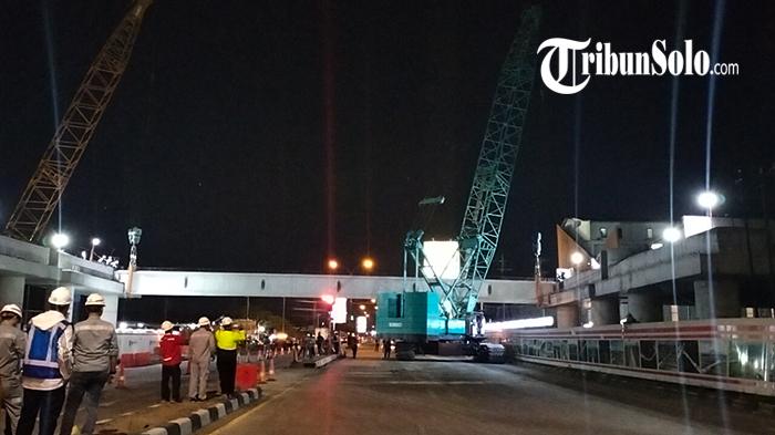 pemasangan-balok-penyambung-tol-solo-jogja.jpg