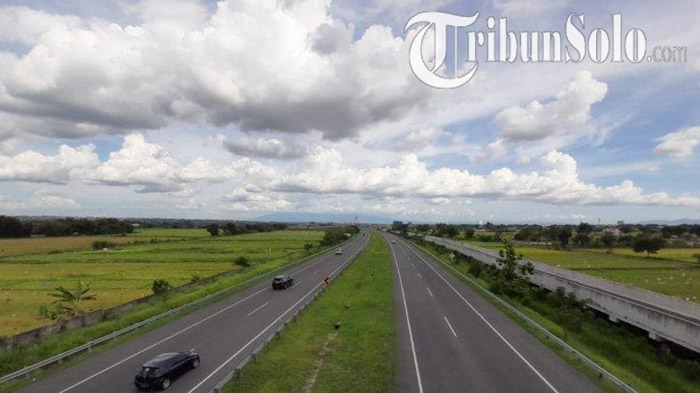 pengendara-melewati-jalan-tol-solo-semarang-di-kawasan-colomadua.jpg