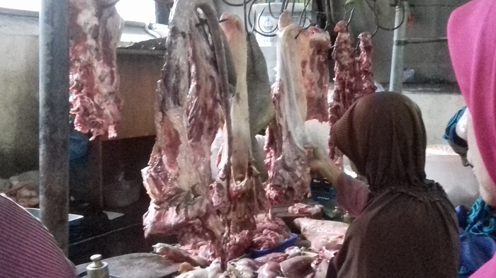 penjual-daging-sapi-di-pasar-gede-solo_20160702_114830.jpg