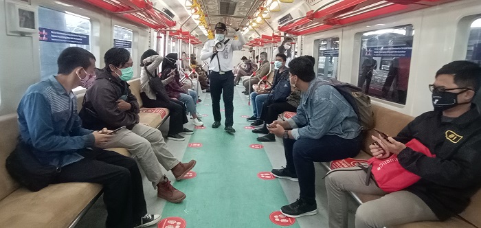 penumpang-memasuki-krl-solo-jogja-yang-tiba-di-stasiun-solo-balapan-keaa.jpg
