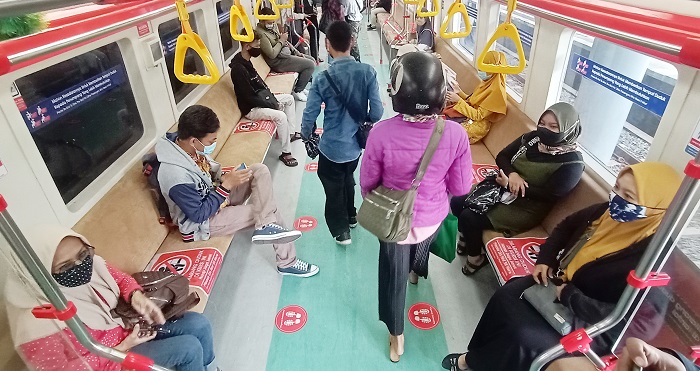 penumpang-memasuki-krl-solo-jogja-yang-tiba-di-stasiun-solo-balapan-kec.jpg