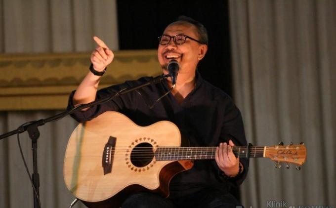 penyanyi-balada-ebiet-g-ade.jpg