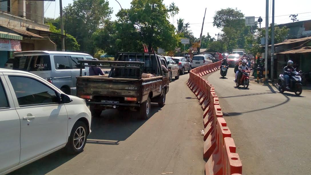 perlintasan-kereta-api-dekat-pasar-nongko-solo_20180730_155207.jpg