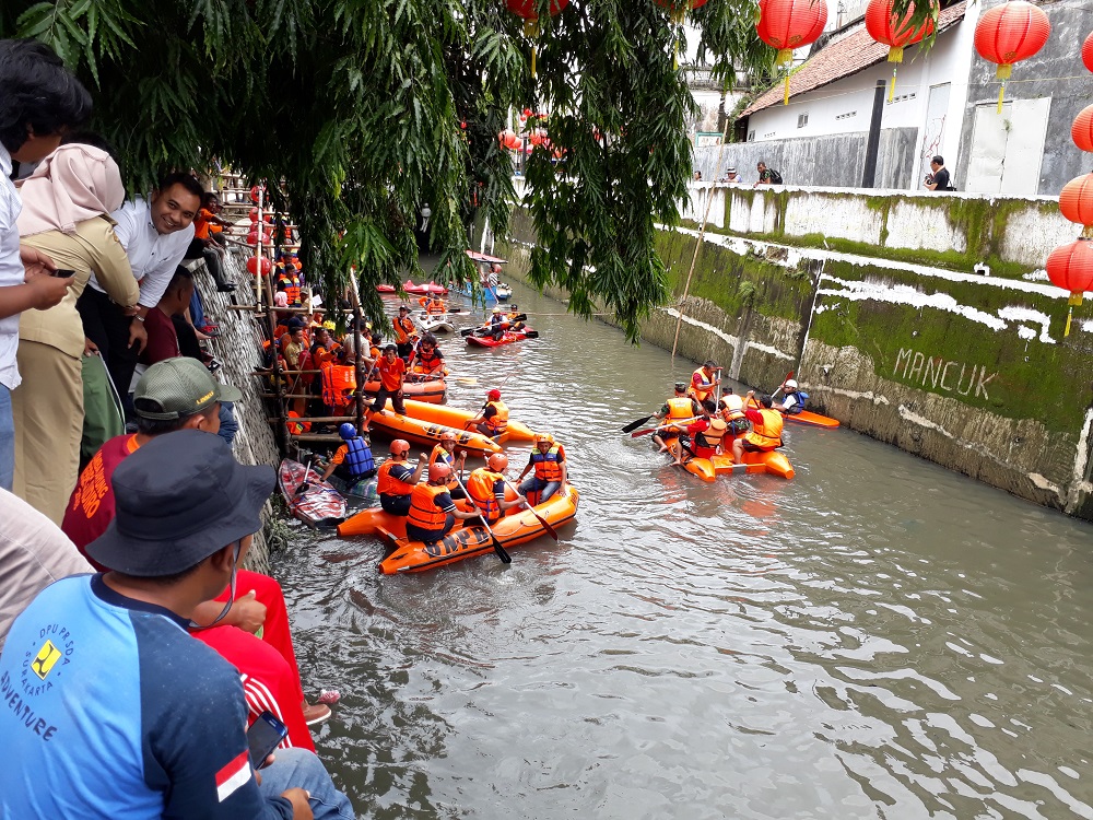 peserta-lomba-dayung-saat-bersiap-untuk-berlomba-solo_20180205_215022.jpg