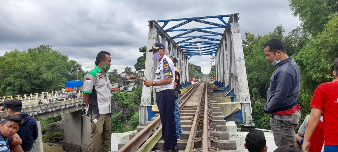 petugas-daop-vi-yogyakarta-sedang-menutup-perlintasan-sebidang-d.jpg