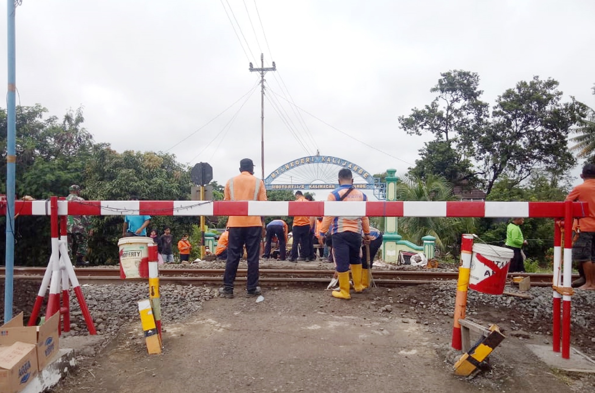 petugas-daop-vi-yogyakarta-sedang-menutup-perlintasan-sebidang-tanpa-palang-pintu.jpg