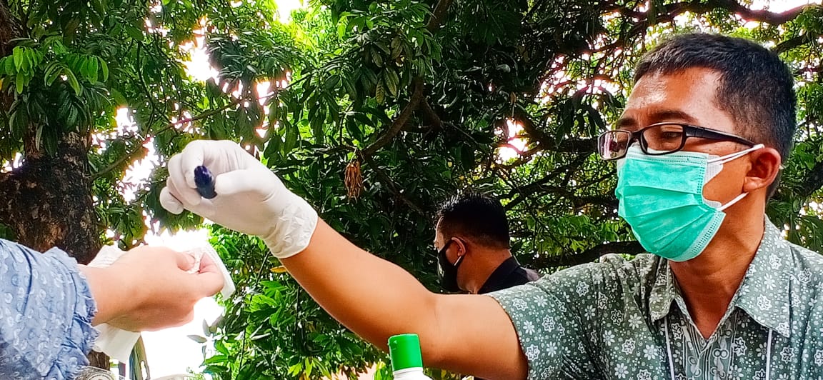 Tata Cara Coblosan saat Pandemi : Datang ke TPS, Pemilih Bawa Bolpoin Sendiri & Ada Sarung Tangan