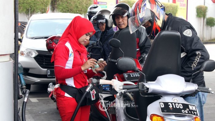 petugas-melakukan-pengisian-bahan-bakar-minyak-bbm-pom-bensin-spbu_20180908_132643.jpg