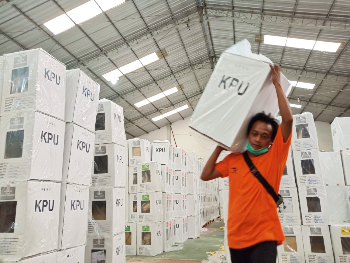 petugas-membawa-kotak-suara-di-kantor-kpu-solo.jpg