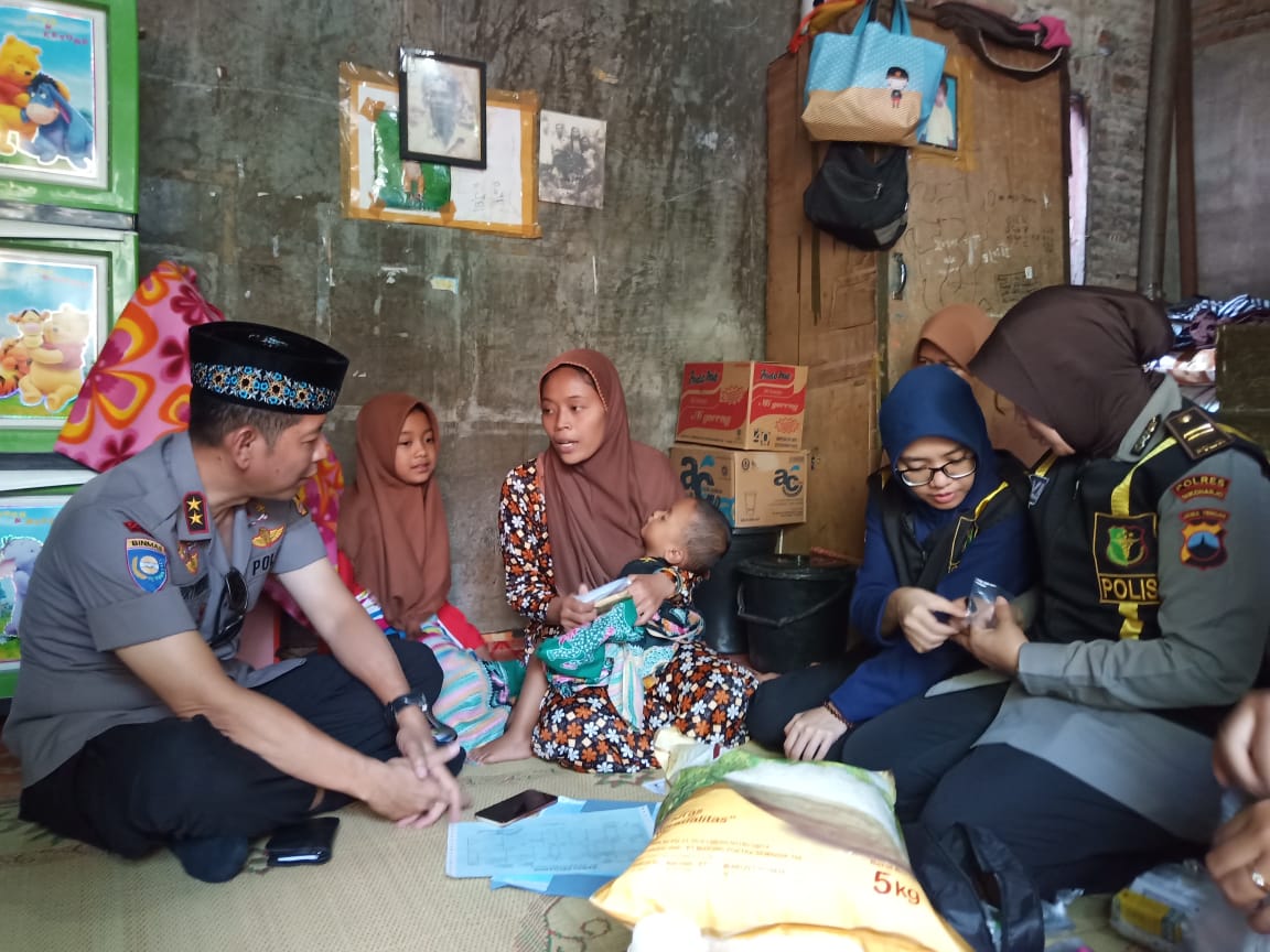polisi-sambangi-keluarga-kpps-2.jpg