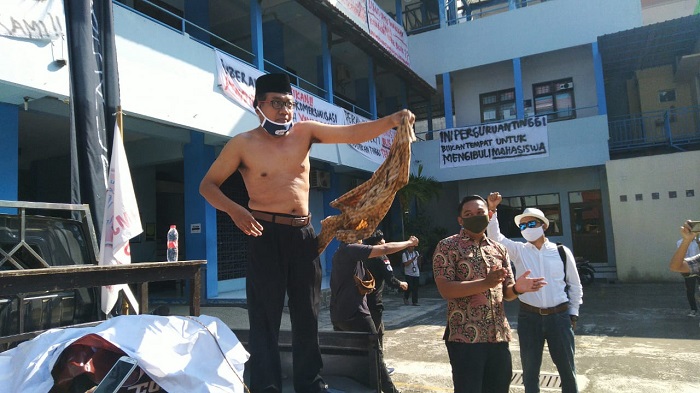 Rektor Uniba Solo Ungkap Alasan Lepas Baju saat Demonstrasi: Yayasan Terlalu Mengintervensi