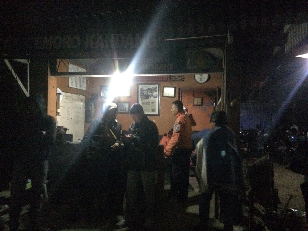 relawan-lawu-di-pos-cemoro-kandang_20180911_072400.jpg