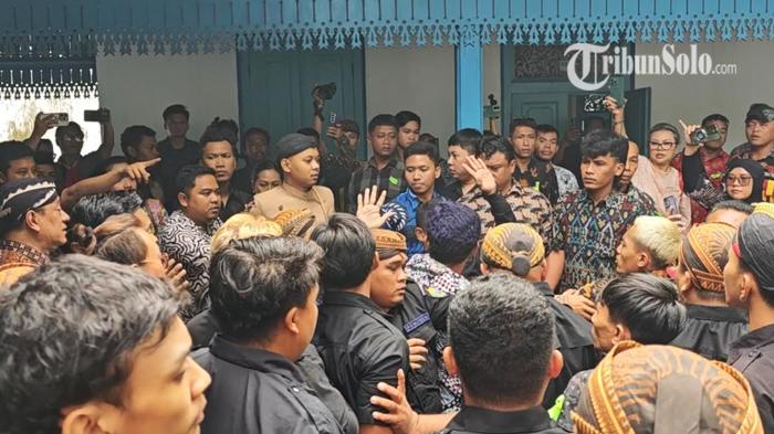 ricuh-keraton-solo-minggu-fadli-zon.jpg