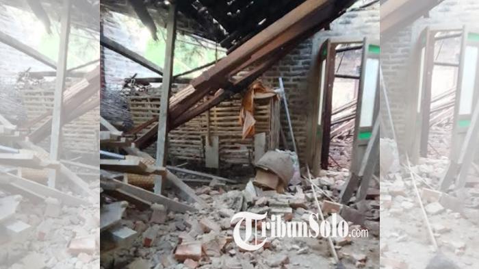 Bunyi Kretek-kretek Selamatkan Kasidi dari Maut, Rumah Tuanya di Karangpandan Ambruk