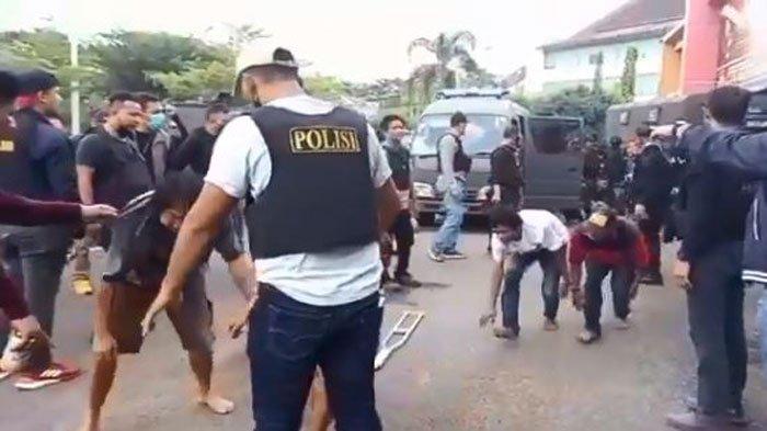 Detik-detik Penggerebekan Kampung Narkoba di Palembang, Petugas Dihujani Mercon saat Tiba di Lokasi