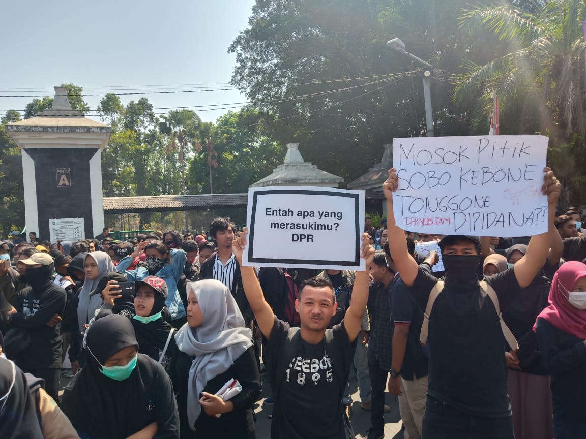 BREAKING NEWS: Ratusan Mahasiswa Mulai Berkumpul di Stadion Manahan, Bersiap Lakukan Demo