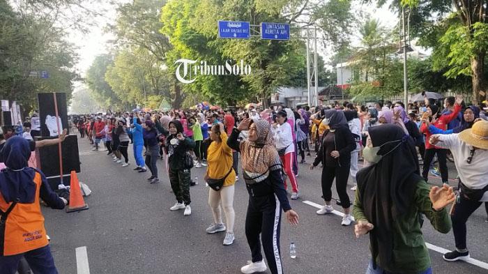 Senangnya Parti, Ikut Senam Zumba Bareng Tribun di CFD Solo, Eh Pulang Bawa Setrika Baru