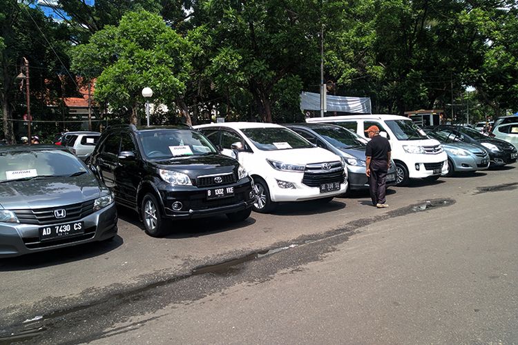 seorang-pengunjung-melihat-deretan-mobil-bekas-yang-dipajang-di-bursa-mobil-sriwedari.jpg