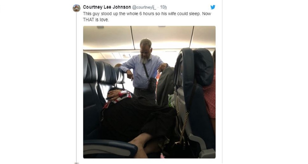 Seorang Suami Ini Disebutkan Rela Berdiri 6 Jam di Pesawat, Demi Sang Istri Bisa Tidur Pulas