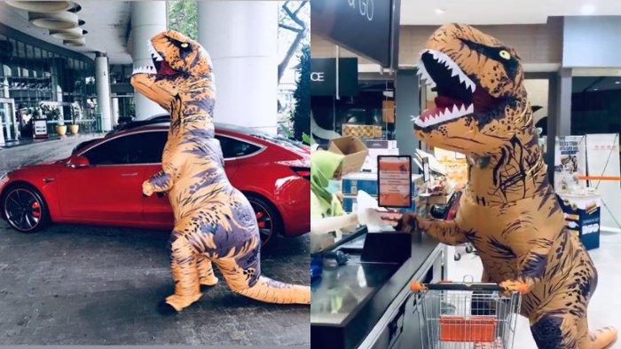 seseorang-mengenkan-kostum-t-rex-berbelanja-di-mall.jpg