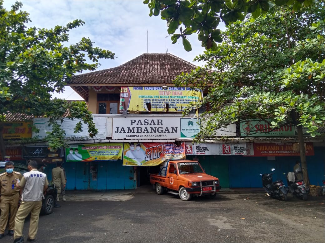 Buntut 5 Pedagang Meninggal karena Corona, Pasar Jambangan Lockdown, Petugas Semprot Disinfektan