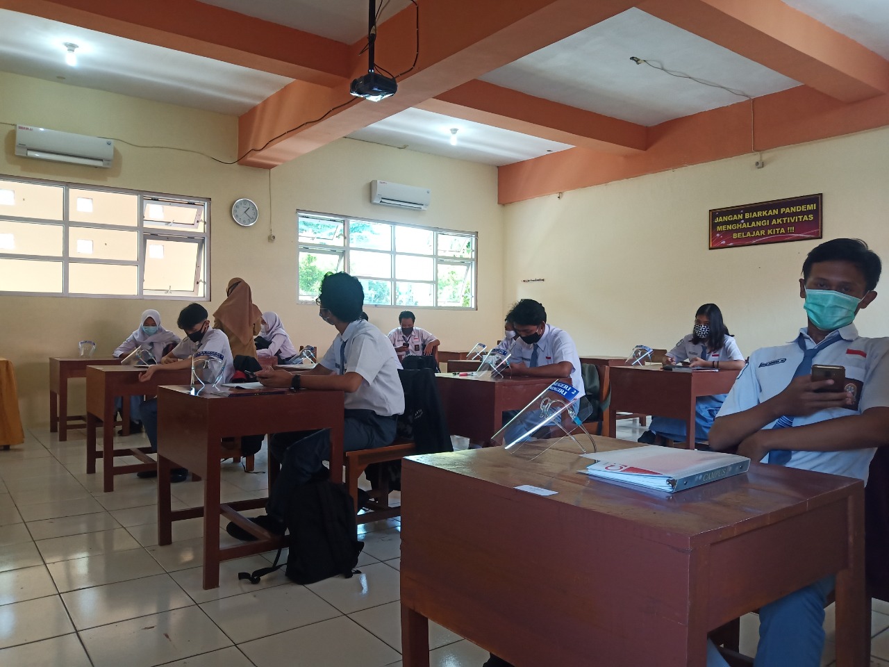 Suasana Pembelajaran Tatap Muka di Wonogiri: Siswa Pakai Masker dan Face Shield, Duduk Berjarak