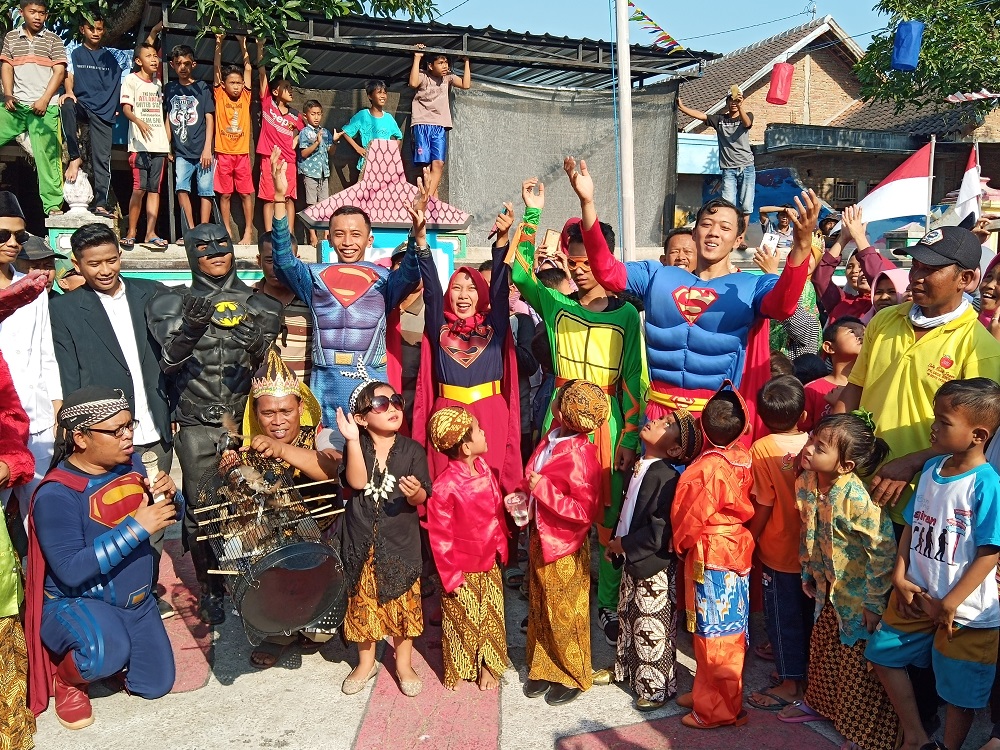 Sambut HUT RI ke-74, Belasan 'Superhero' Gelar Upacara Bendera di Grogol, Sukoharjo