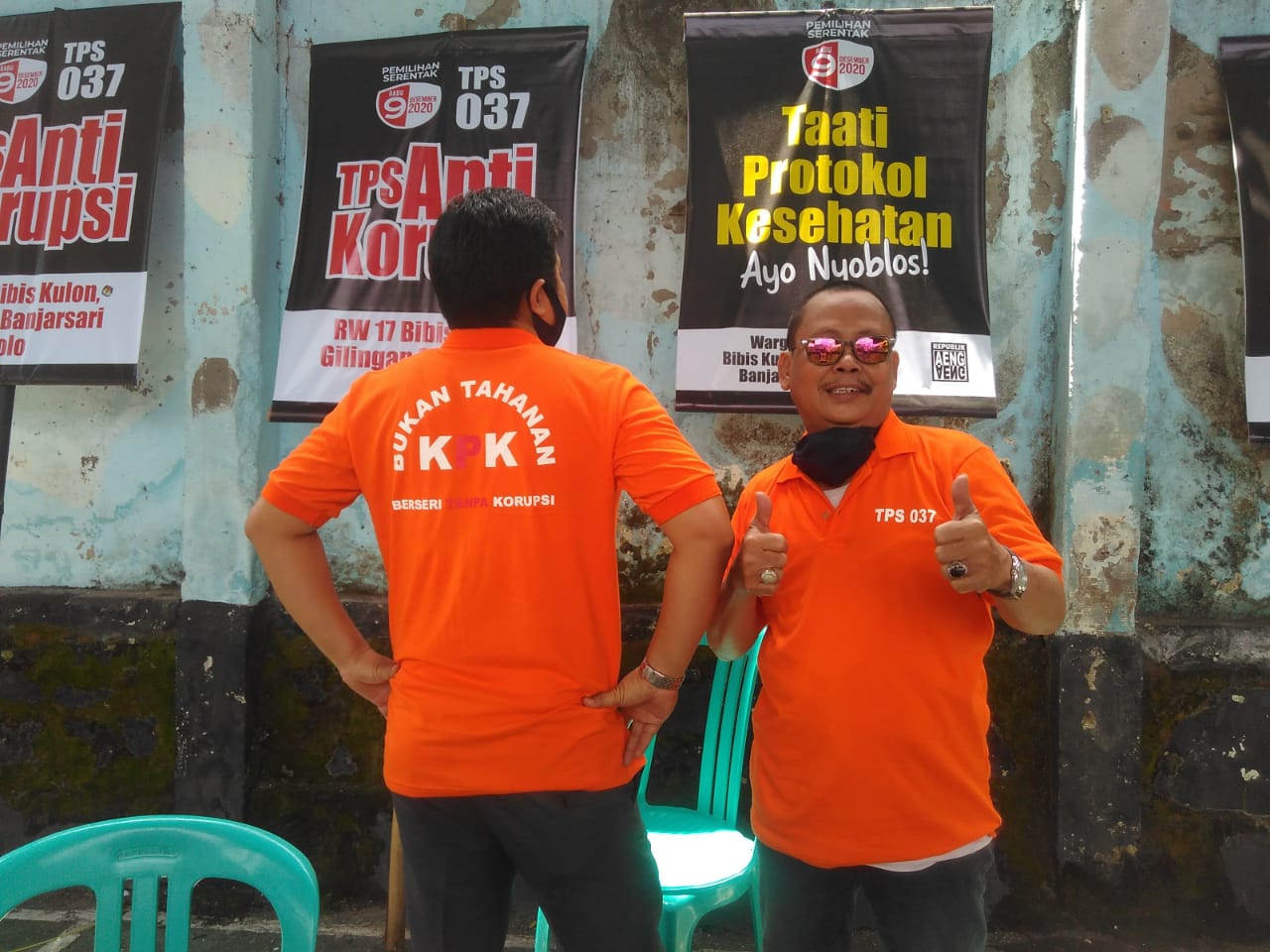 Serba - Serbi Pilkada Solo : Ada TPS Anti Korupsi, Petugas Pakai Kostum Oranye Bak Tahanan 'KPK'