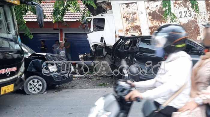 Rem Blong, Sebuah Truk Tabrak 5 Mobil dan 4 Motor di Gresik, Sopir Terjepit