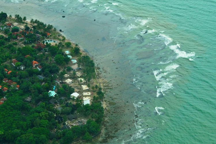 tsunami-selat-sunda-di-pantai-carita.jpg