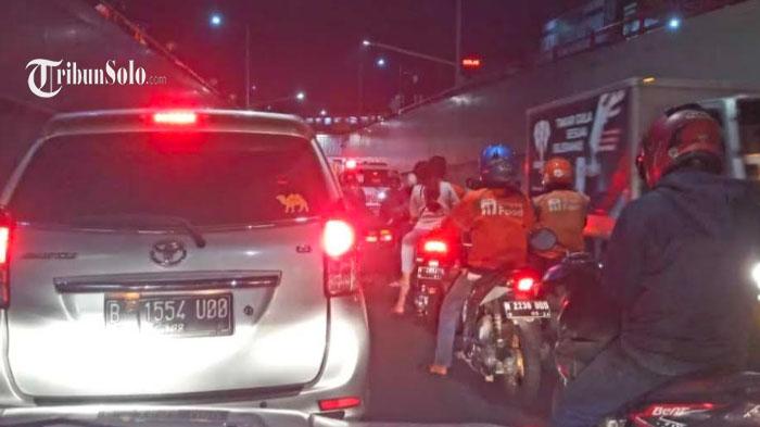 Penyebab Underpass Makamhaji Sempat Lumpuh 45 Menit : Satu Mobil Kecelakaan, Macet Mengular