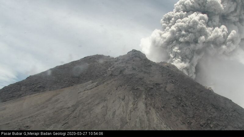 unung-merapi-yang-mengalami-erupsi-l.jpg