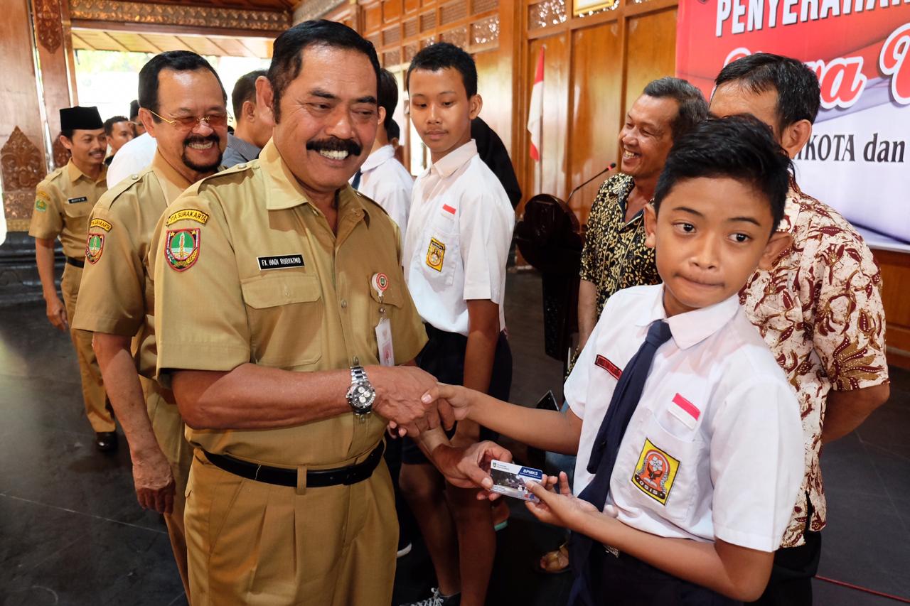 Pemkot Solo Kembali Bagikan 1.500 Kartu BPMKS untuk Pelajar SMP