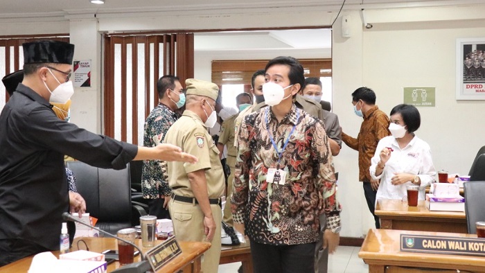 wali-kota-solo-terpilih-gibran-rakambuming-raka-saat-akan-mengikuti-pengumuman-jadi.jpg