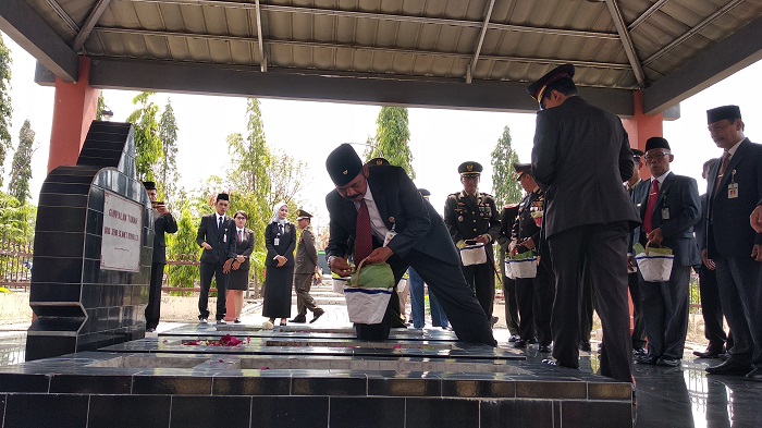 Pemkot Solo Tabur Bunga di TMP Kusuma Bakti di Hari Pahlawan