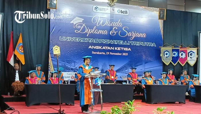 wisuda-angkatan-ketiga-Upitra.jpg