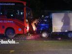 Adu-banteng-antara-BST-dengan-mobil-boks-terjadi-di-jalan-Gajah-Mada-Solo-Senin-16122024.jpg