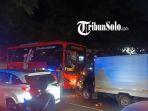 Adu-banteng-mobil-boks-dengan-BST-di-jalan-Gajah-Mada-tepatnya-di-Utara-Monumen-Pers-Solo.jpg