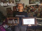 Agus-Suryono-perajin-souvenir-replika-wayang-di-Desa-Purbaya.jpg