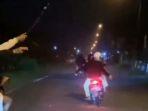Aksi-pengendara-sepeda-motor-mengayun-Sajam.jpg