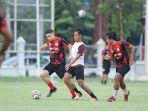Alexis-Messidoro-berduel-dengan-Mohammad-Kanu-saat-sesi-latihan-Persis-Solo-Minggu-2182022.jpg