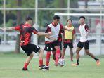 Alfath-Fathier-coba-melewati-Alexis-Messidoro-dalam-sesi-latihan-Persis-Solo.jpg