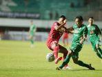Alfath-Fathier-dan-Derry-Rachman-berduel-saat-laga-PSS-Sleman-vs-Persis-Sol.jpg
