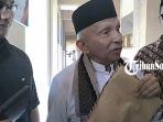 Amien-Rais-saat-membawa-map-berisi-surat-nasihat-untuk-3-capres-cawapres-dari-Abu-Bakar-Baasyir.jpg