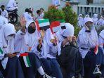 Anak-sekolah-yang-menyambut-kedatangan-Presiden.jpg