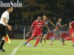 Andri-Ibo-dua-dari-kiri-coba-mengirimkan-umpan-dalam-laga-Persis-Solo.jpg