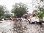 Antrean-kendaraan-mengular-saat-Jalan-Slamet-Riyadi-Kota-Solo-kebanjiran-banjir.jpg